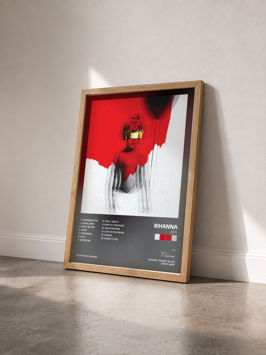 #bois Tableau de l'album ANTI de Rihanna vu de trois quarts, cadre en bois brut