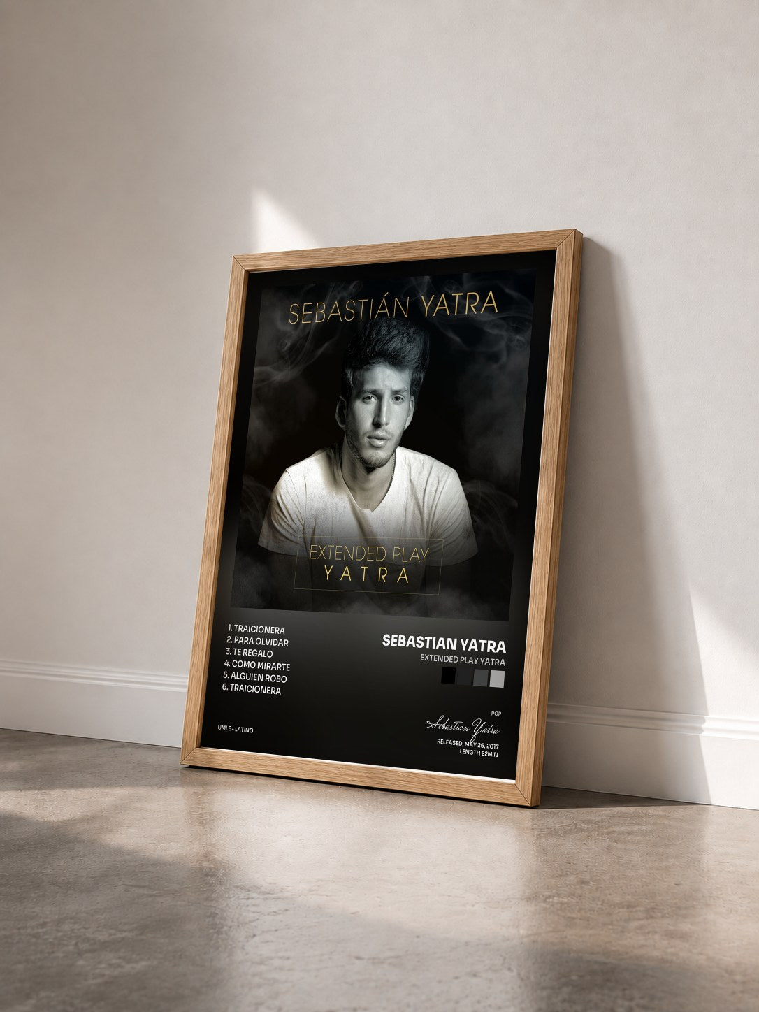 #bois Tableau de l'album Extended Play Yatra de Sebastian Yatra vu de trois quarts, cadre en bois brut