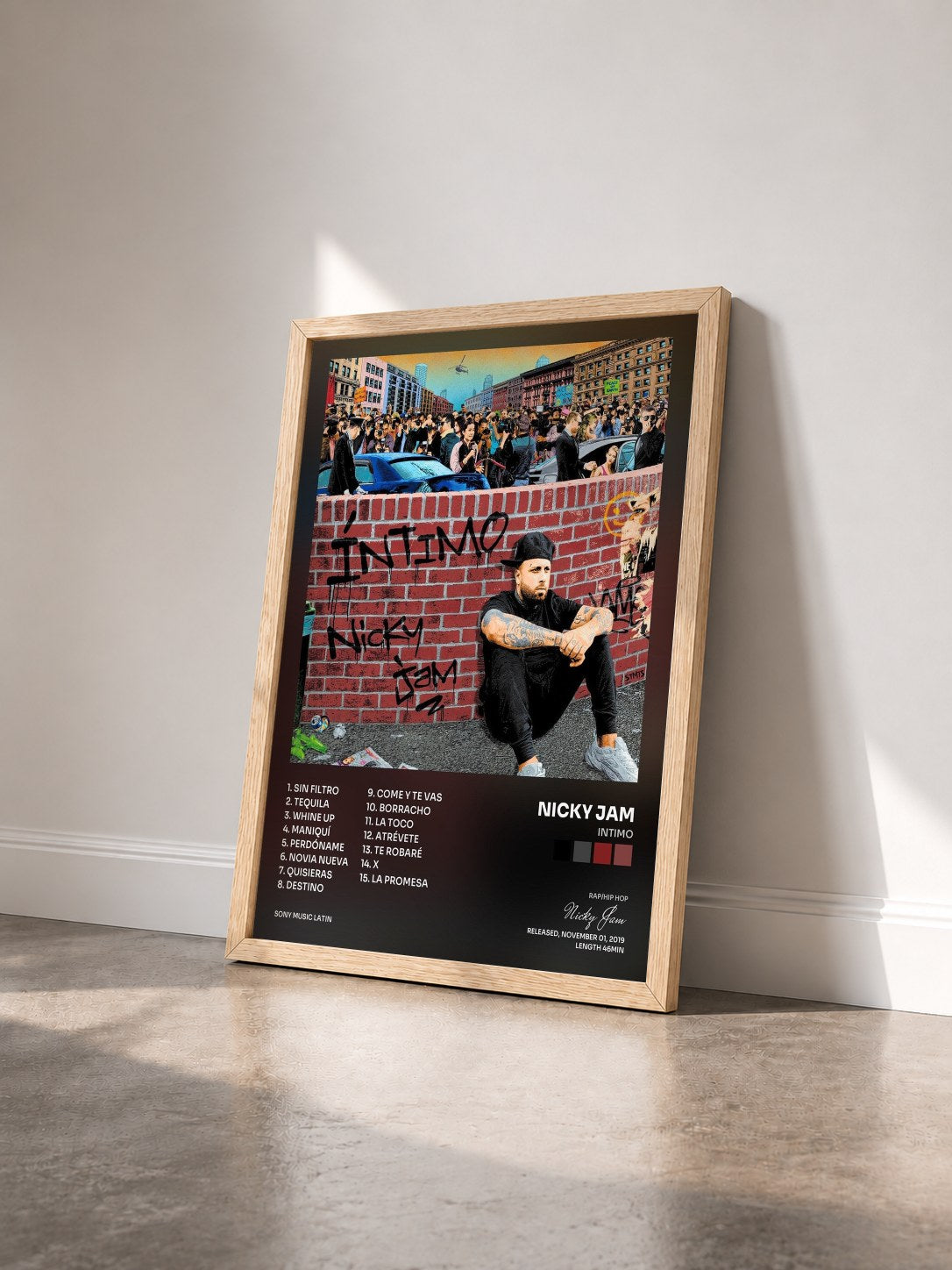 #bois Tableau de l'album Intimo de Nicky Jam vu de trois quarts, cadre en bois brut