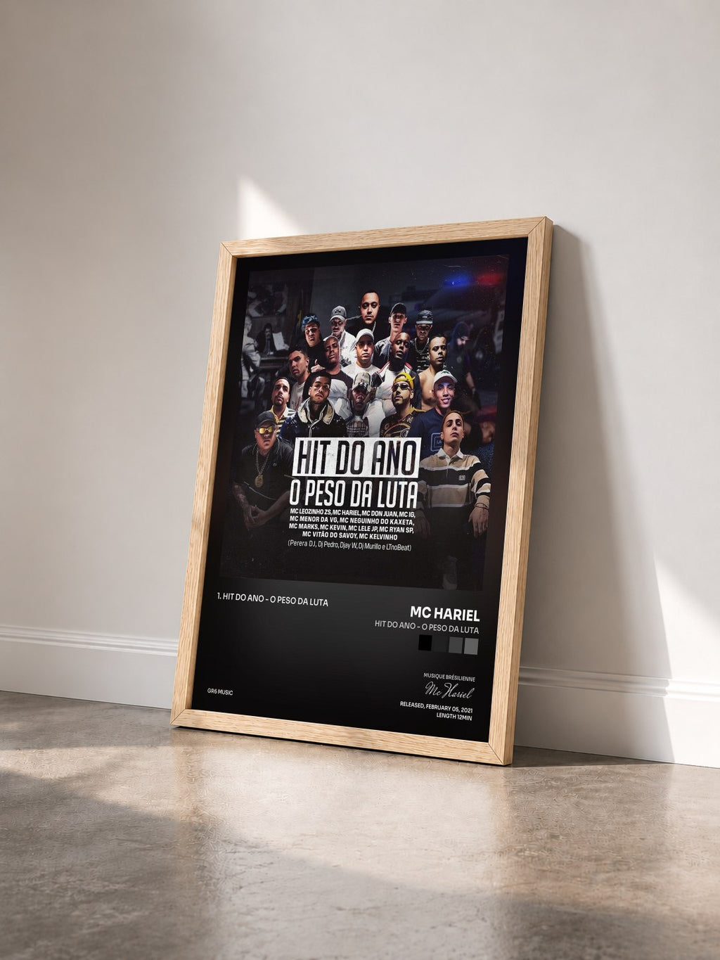 #bois Tableau de l'album Hit do Ano - O Peso da Luta de Mc Hariel vu de trois quarts, cadre en bois brut