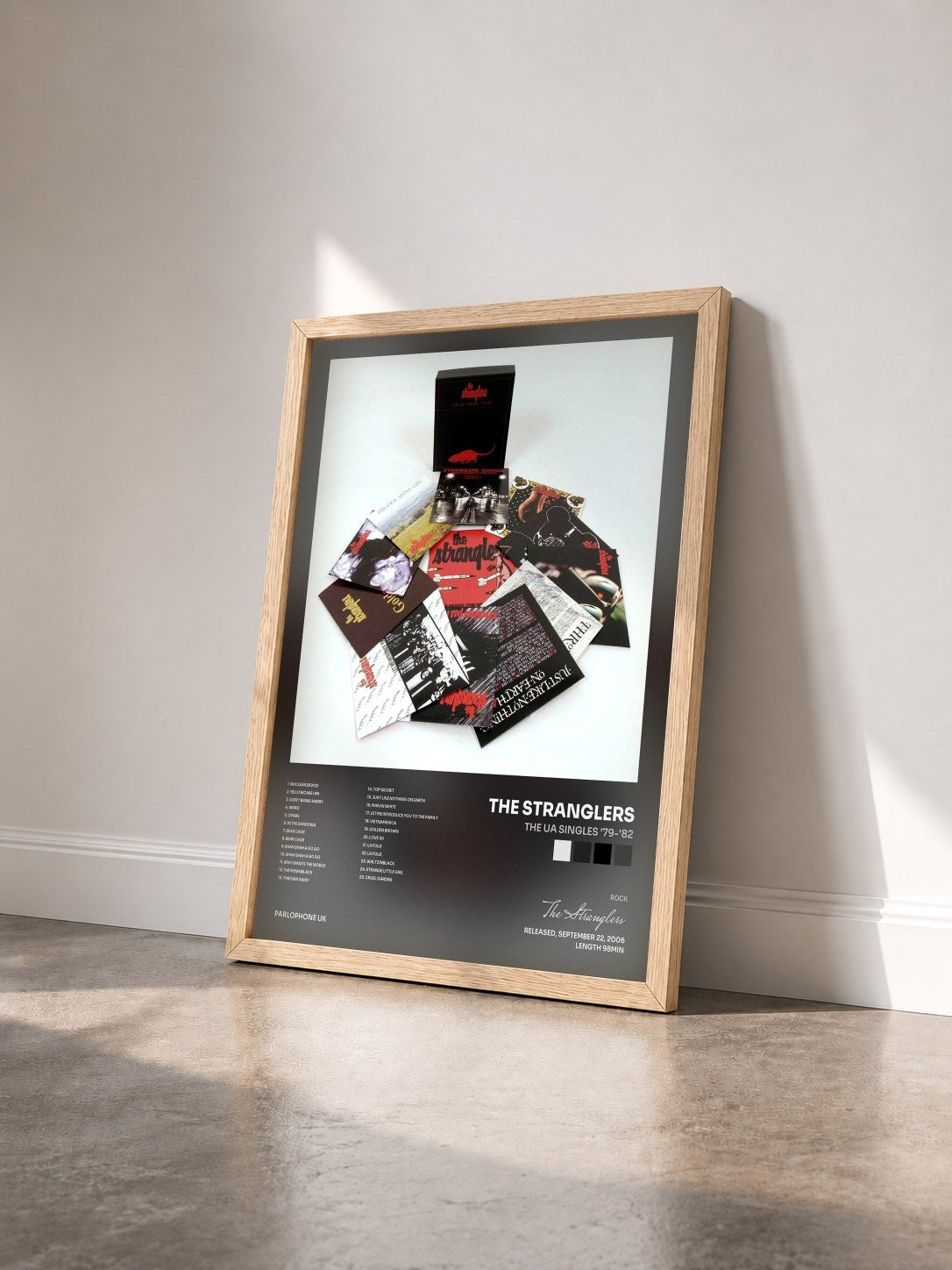 #bois Tableau de l'album The UA Singles '79-'82 de The Stranglers vu de trois quarts, cadre en bois brut