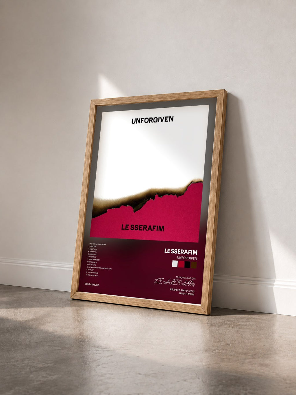 #bois Tableau de l'album UNFORGIVEN de LE SSERAFIM vu de trois quarts, cadre en bois brut