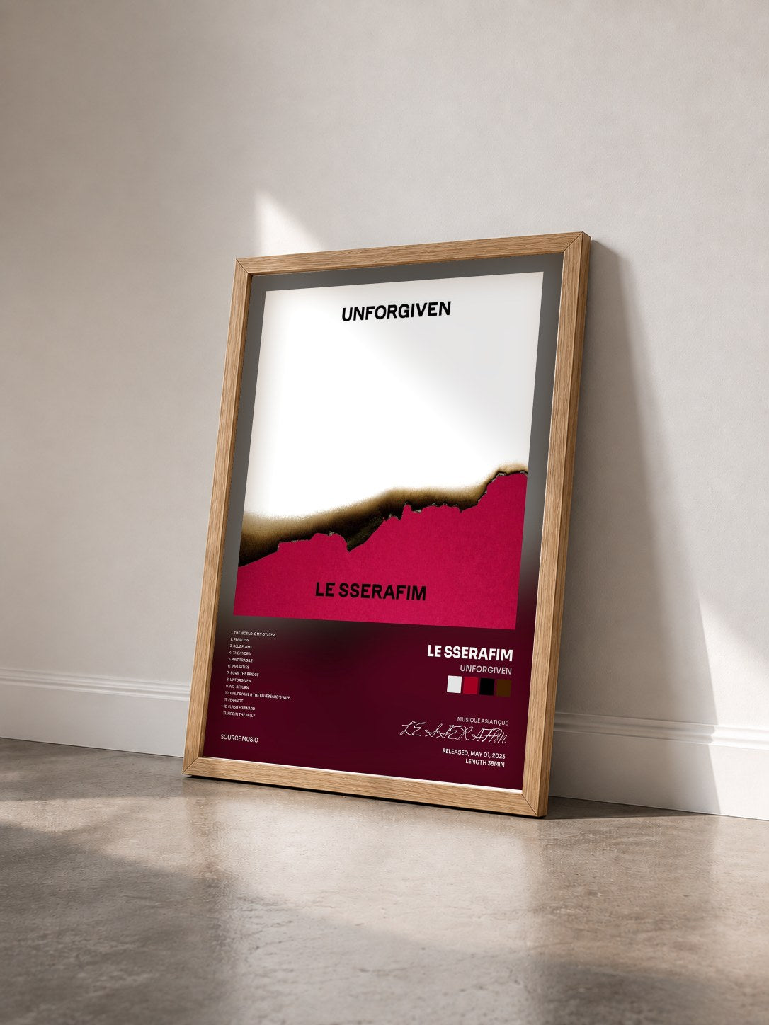 #bois Tableau de l'album UNFORGIVEN de LE SSERAFIM vu de trois quarts, cadre en bois brut
