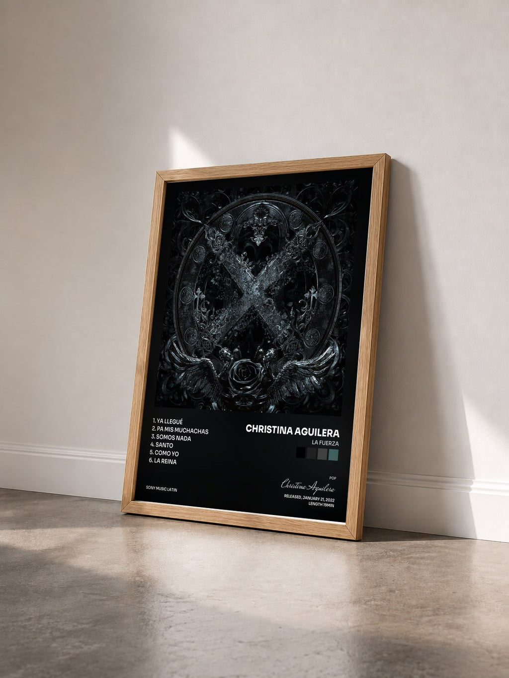 #bois Tableau de l'album La Fuerza de Christina Aguilera vu de trois quarts, cadre en bois brut