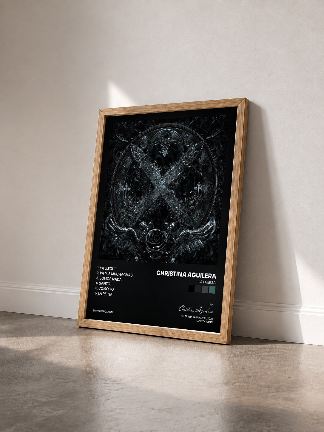 #bois Tableau de l'album La Fuerza de Christina Aguilera vu de trois quarts, cadre en bois brut