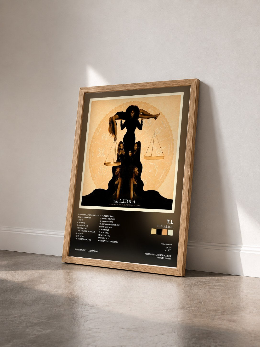 #bois Tableau de l'album The L.I.B.R.A. de T.I. vu de trois quarts, cadre en bois brut