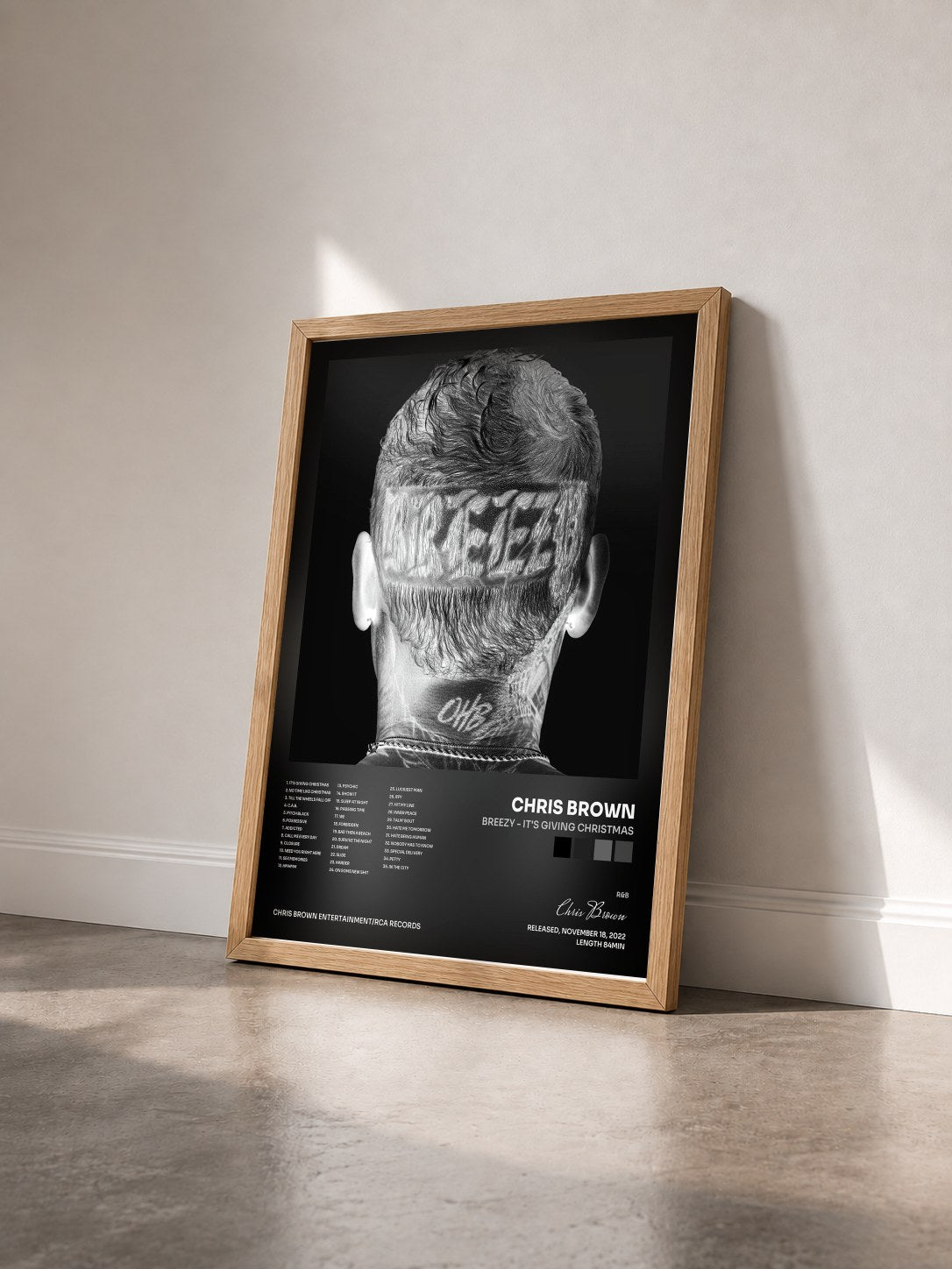 #bois Tableau de l'album BREEZY - It's Giving Christmas de Chris Brown vu de trois quarts, cadre en bois brut