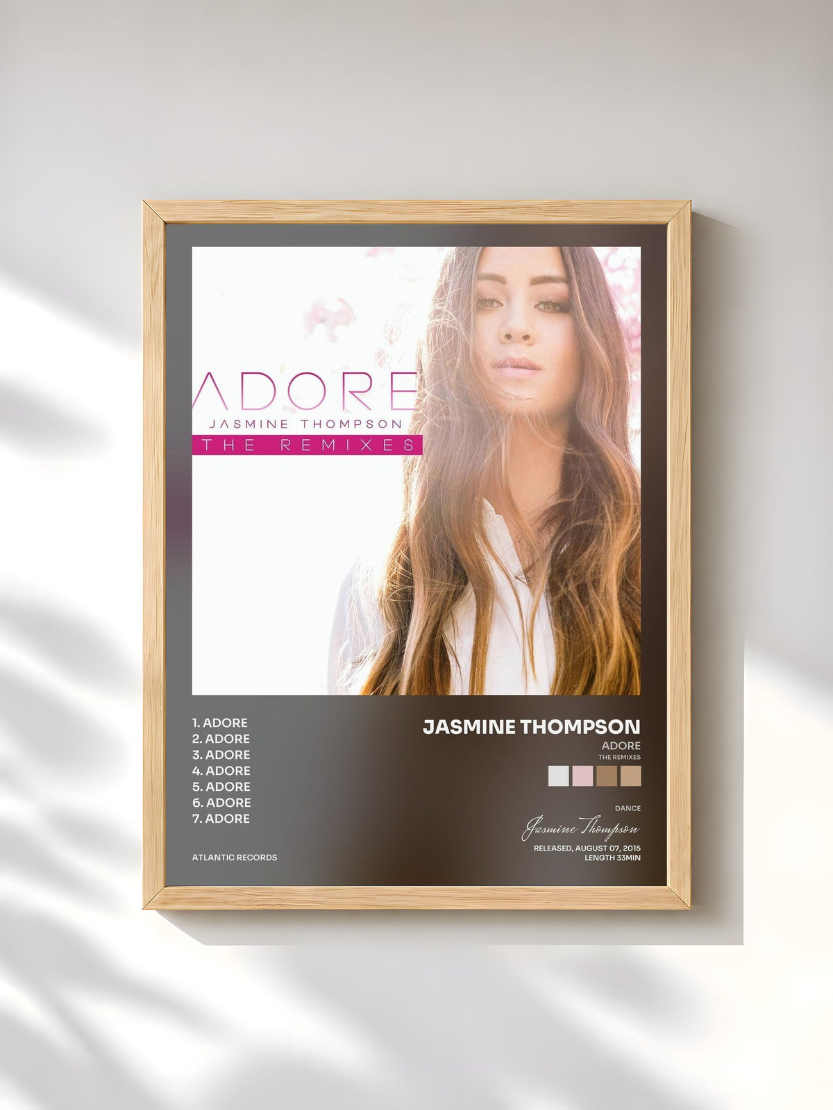 #bois Tableau de l'album Adore (The Remixes) de Jasmine Thompson, cadre en bois brut, imprimé et encadré en France