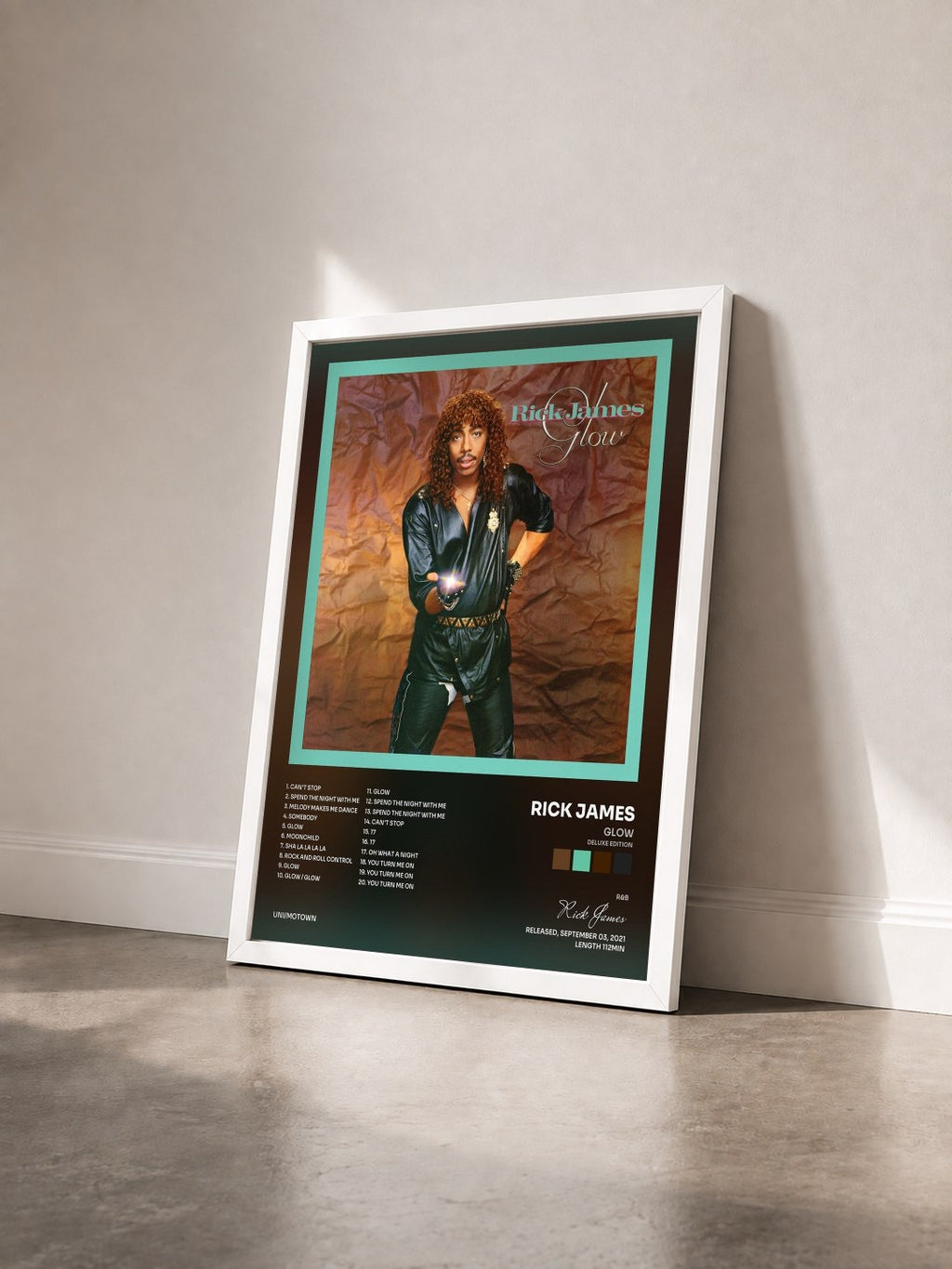 #blanc Tableau de l'album Glow (Deluxe Edition) de Rick James vu de trois quarts, cadre blanc