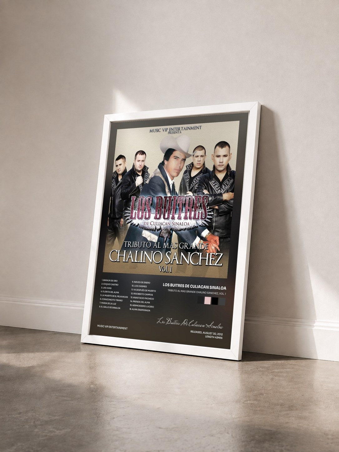 #blanc Tableau de l'album Tributo al Mas Grande Chalino Sanchez, Vol. 1 de Los Buitres De Culiacan Sinaloa vu de trois quarts, cadre blanc