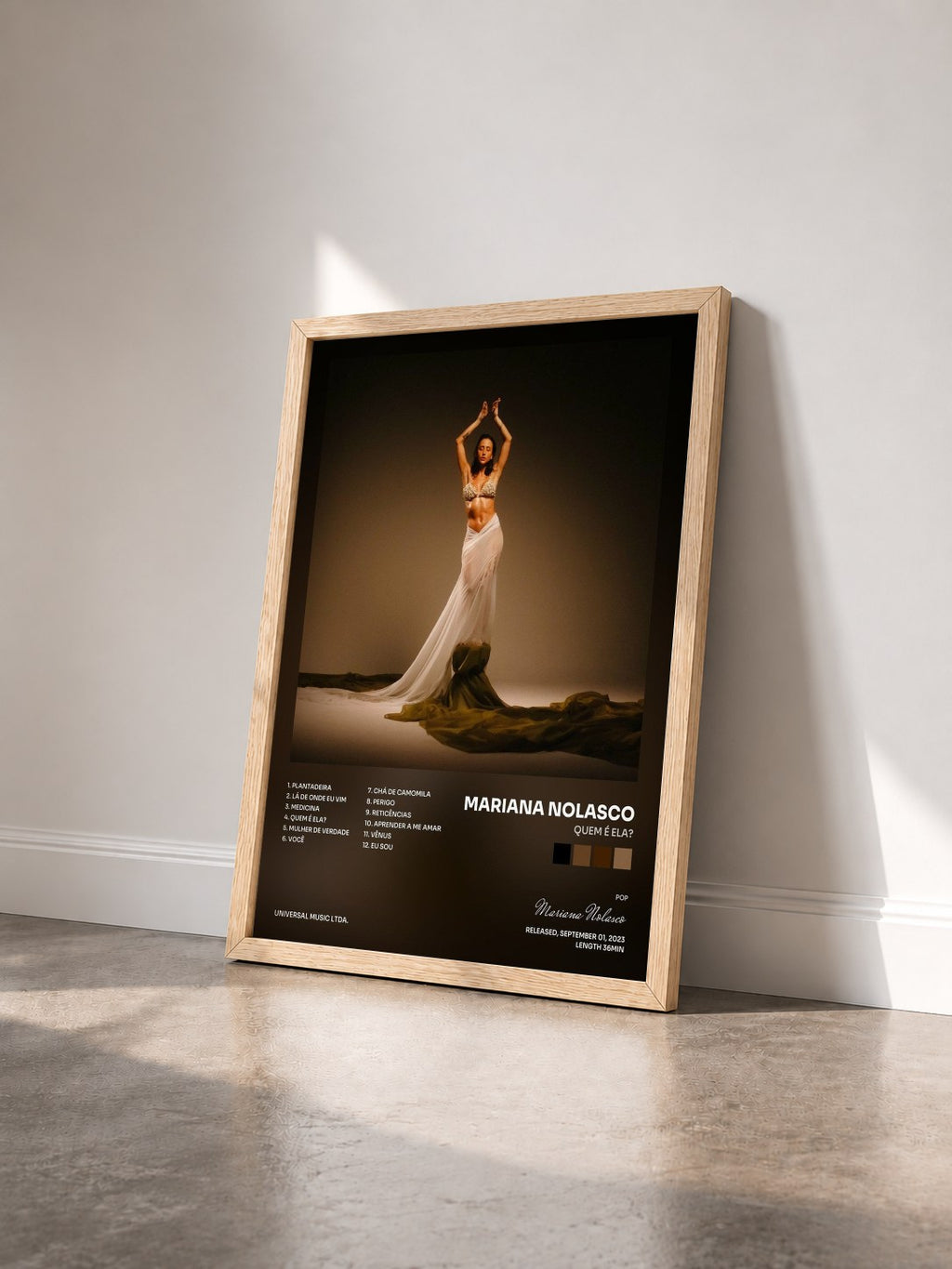 #bois Tableau de l'album Quem É Ela? de Mariana Nolasco vu de trois quarts, cadre en bois brut