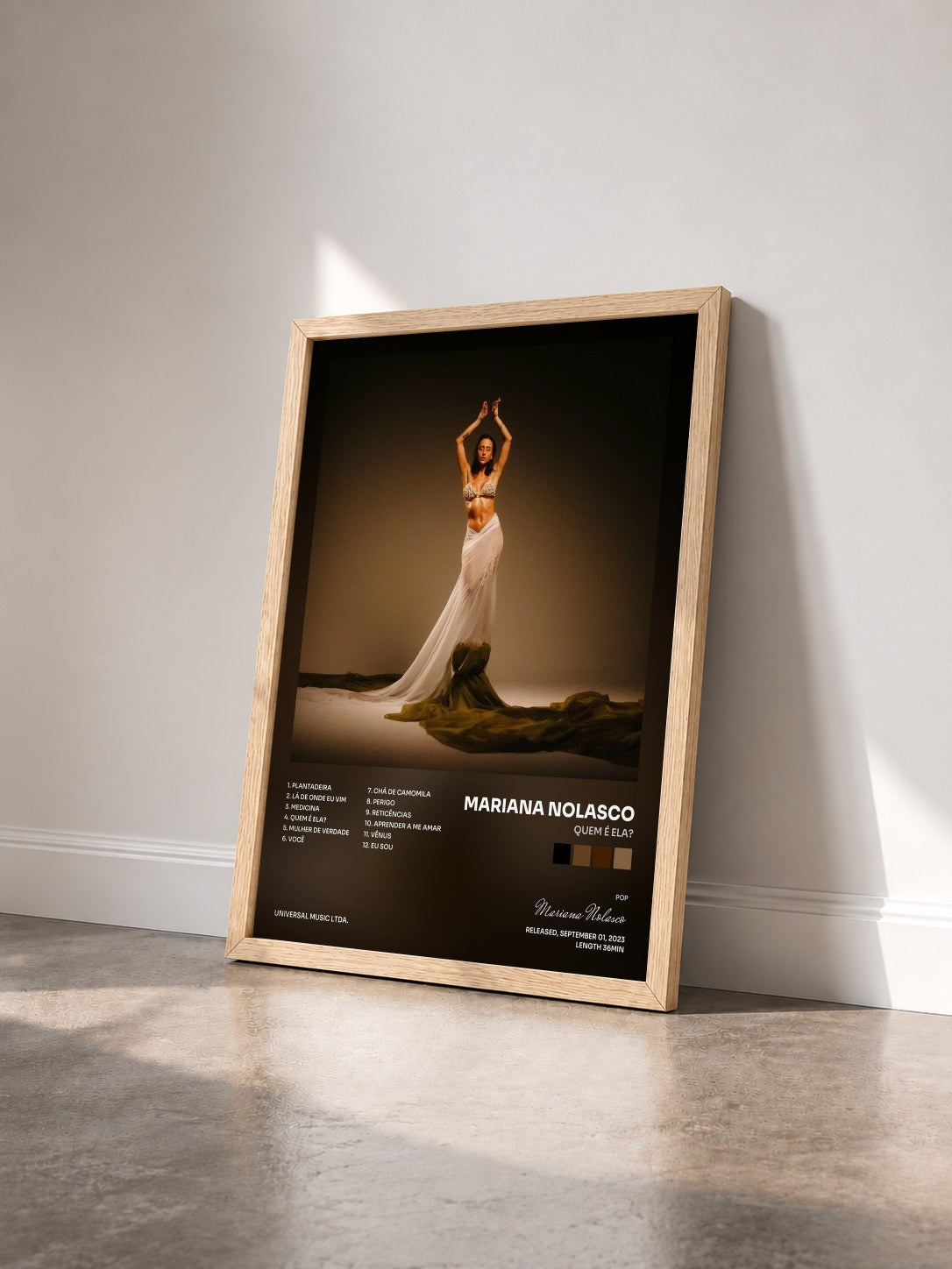 #bois Tableau de l'album Quem É Ela? de Mariana Nolasco vu de trois quarts, cadre en bois brut
