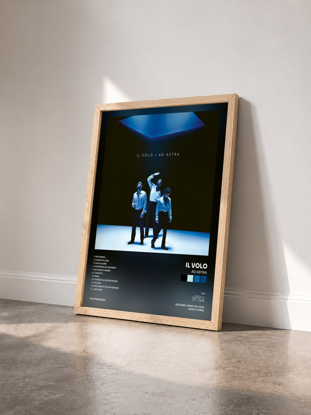 #bois Tableau de l'album Ad Astra de Il Volo vu de trois quarts, cadre en bois brut
