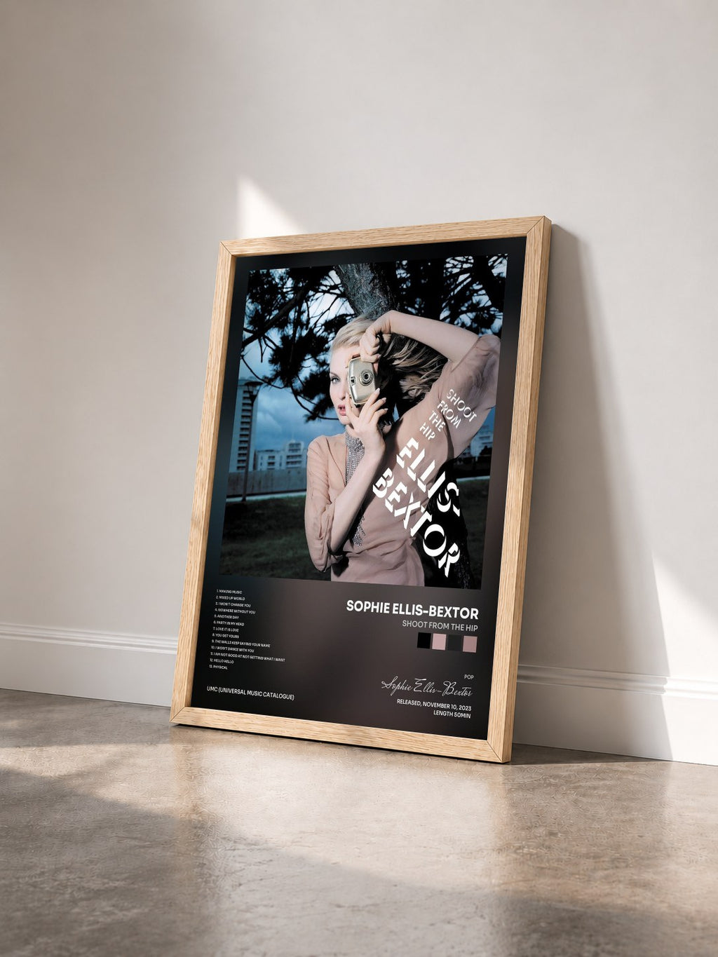 #bois Tableau de l'album Shoot From The Hip de Sophie Ellis-Bextor vu de trois quarts, cadre en bois brut