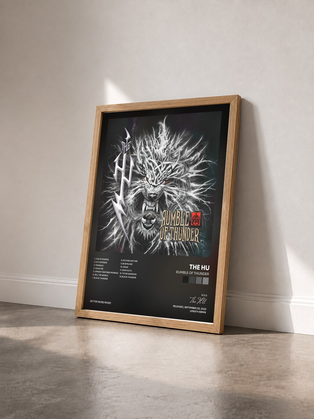 #bois Tableau de l'album Rumble Of Thunder de The HU vu de trois quarts, cadre en bois brut
