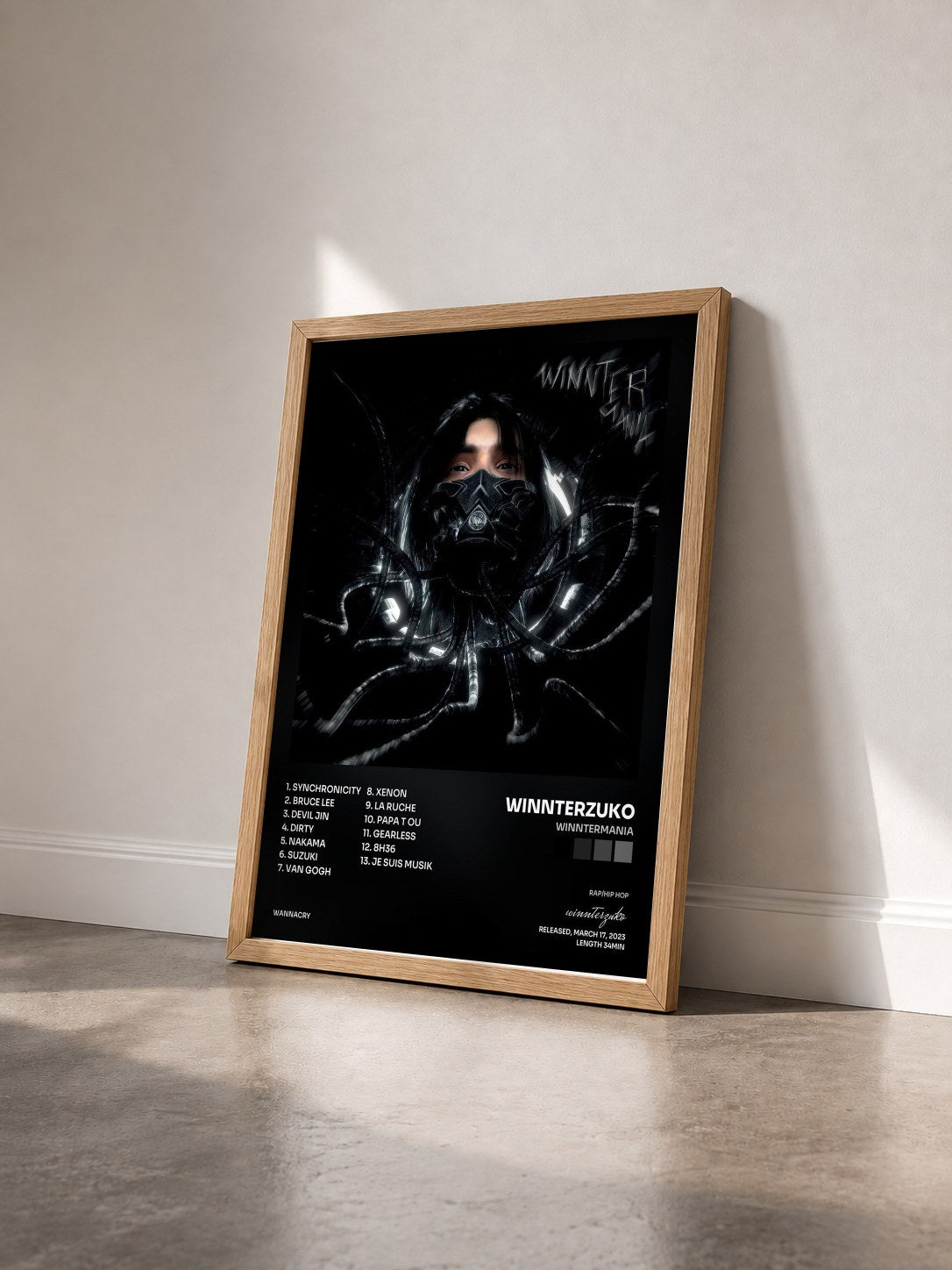#bois Tableau de l'album WINNTERMANIA de winnterzuko vu de trois quarts, cadre en bois brut