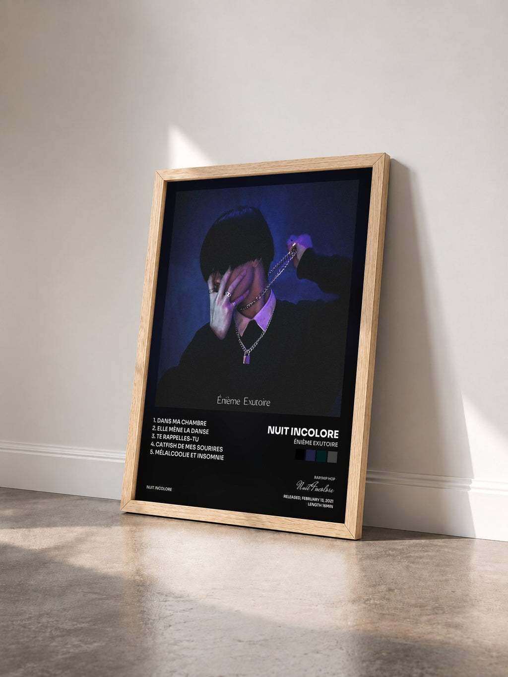#bois Tableau de l'album Énième Exutoire de Nuit Incolore vu de trois quarts, cadre en bois brut