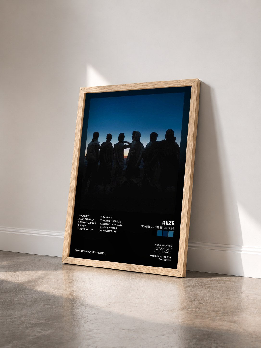 #bois Tableau de l'album ODYSSEY - The 1st Album de RIIZE vu de trois quarts, cadre en bois brut