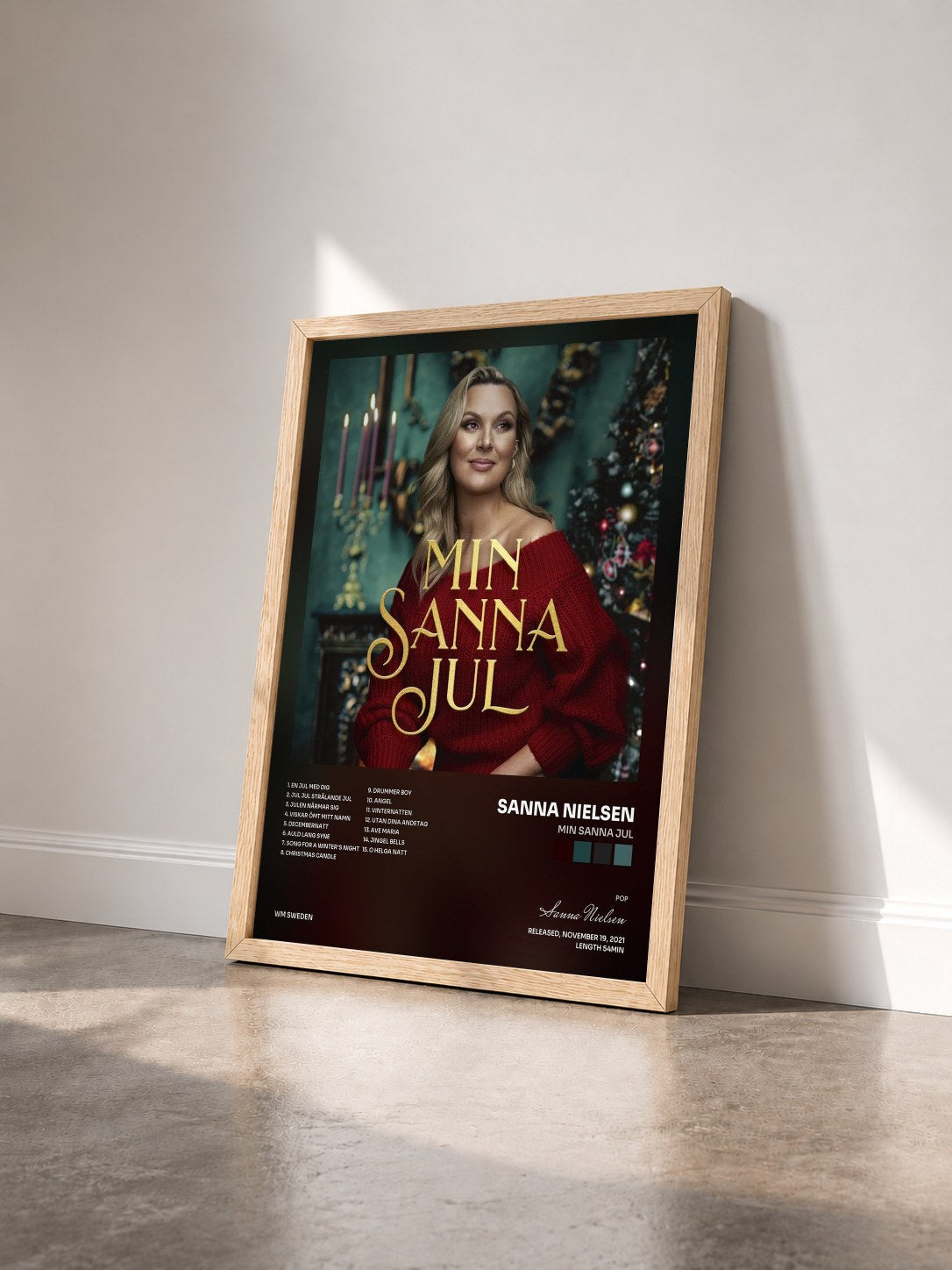 #bois Tableau de l'album Min Sanna jul de Sanna Nielsen vu de trois quarts, cadre en bois brut