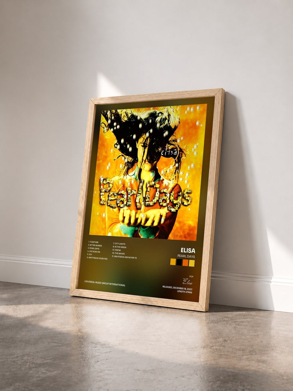 #bois Tableau de l'album Pearl Days de Elisa vu de trois quarts, cadre en bois brut