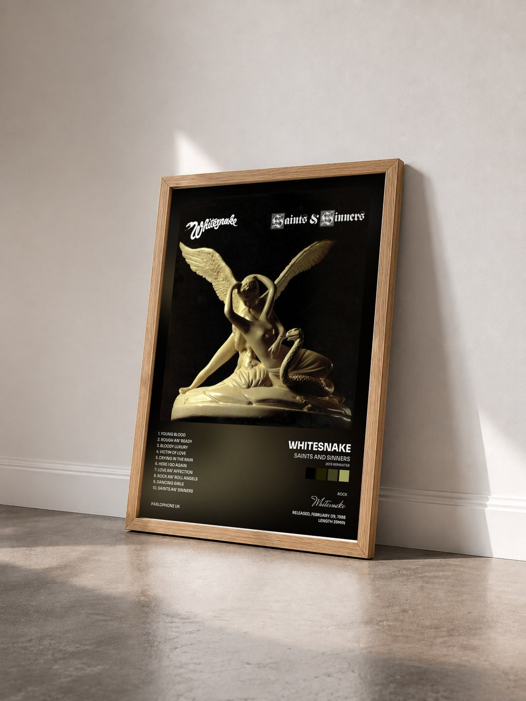 #bois Tableau de l'album Saints and Sinners (2013 Remaster) de Whitesnake vu de trois quarts, cadre en bois brut