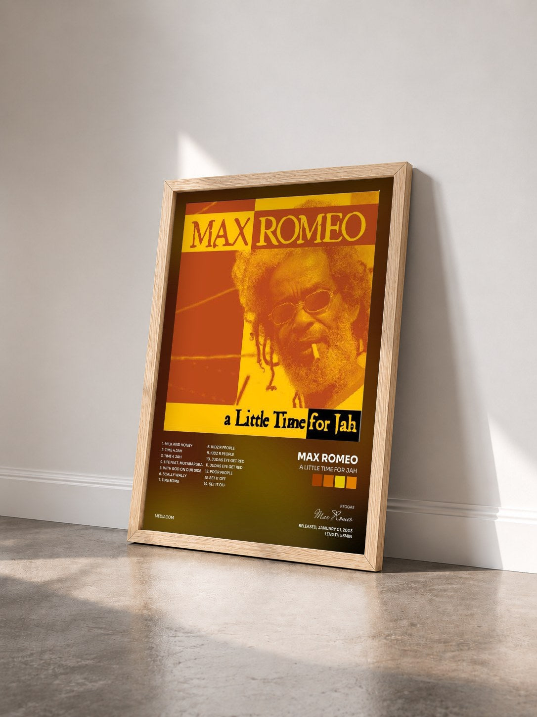 #bois Tableau de l'album A Little Time For Jah de Max Romeo vu de trois quarts, cadre en bois brut