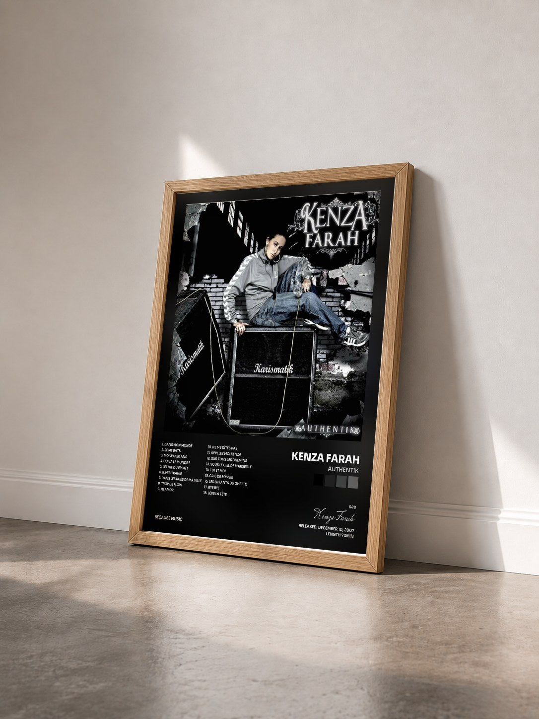 #bois Tableau de l'album Authentik de Kenza Farah vu de trois quarts, cadre en bois brut