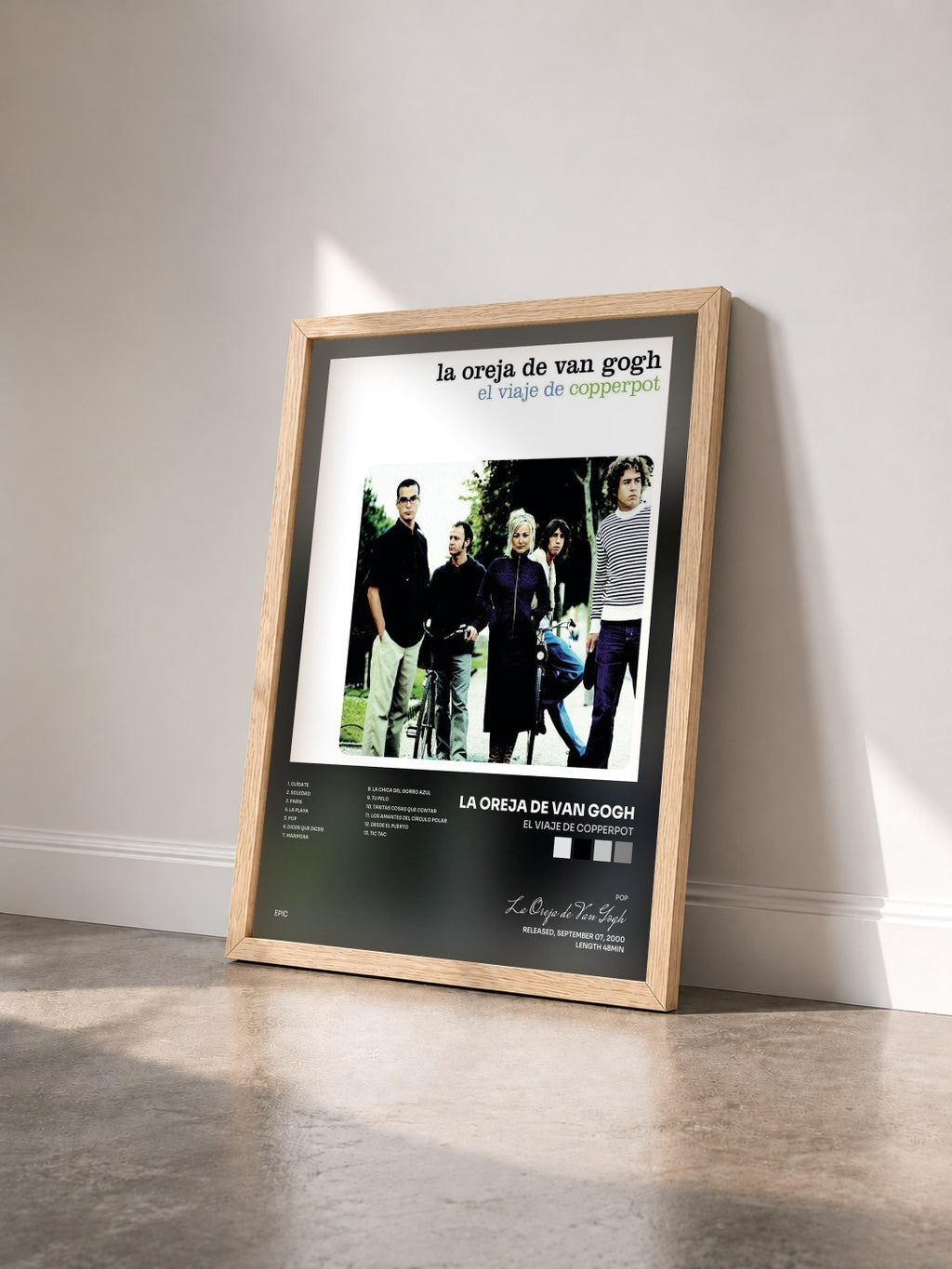 #bois Tableau de l'album El Viaje de Copperpot de La Oreja de Van Gogh vu de trois quarts, cadre en bois brut