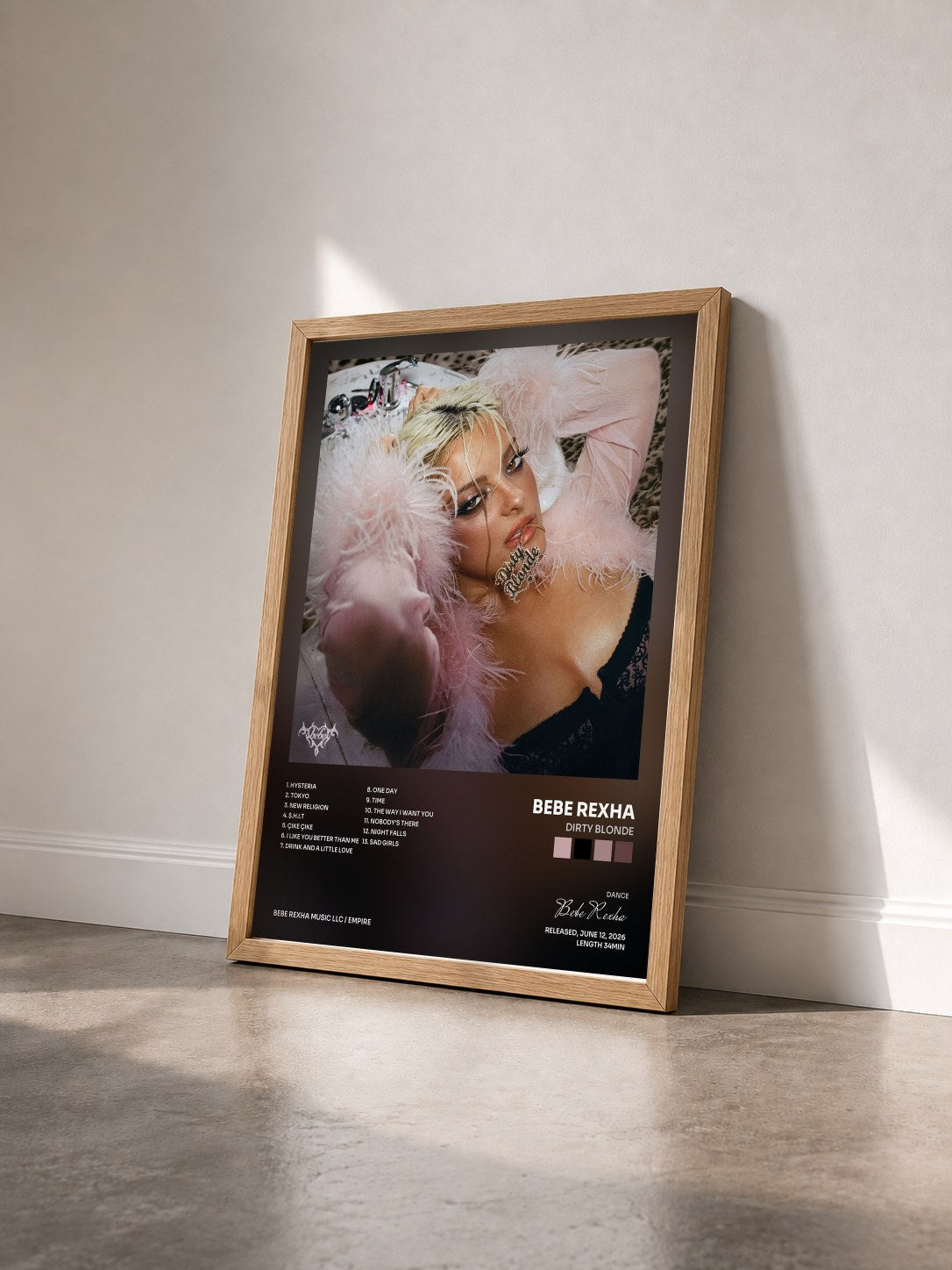#bois Tableau de l'album DIRTY BLONDE de Bebe Rexha vu de trois quarts, cadre en bois brut