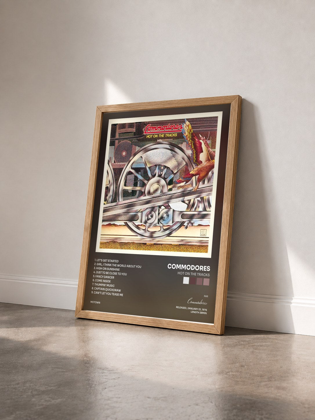 #bois Tableau de l'album Hot On The Tracks de Commodores vu de trois quarts, cadre en bois brut