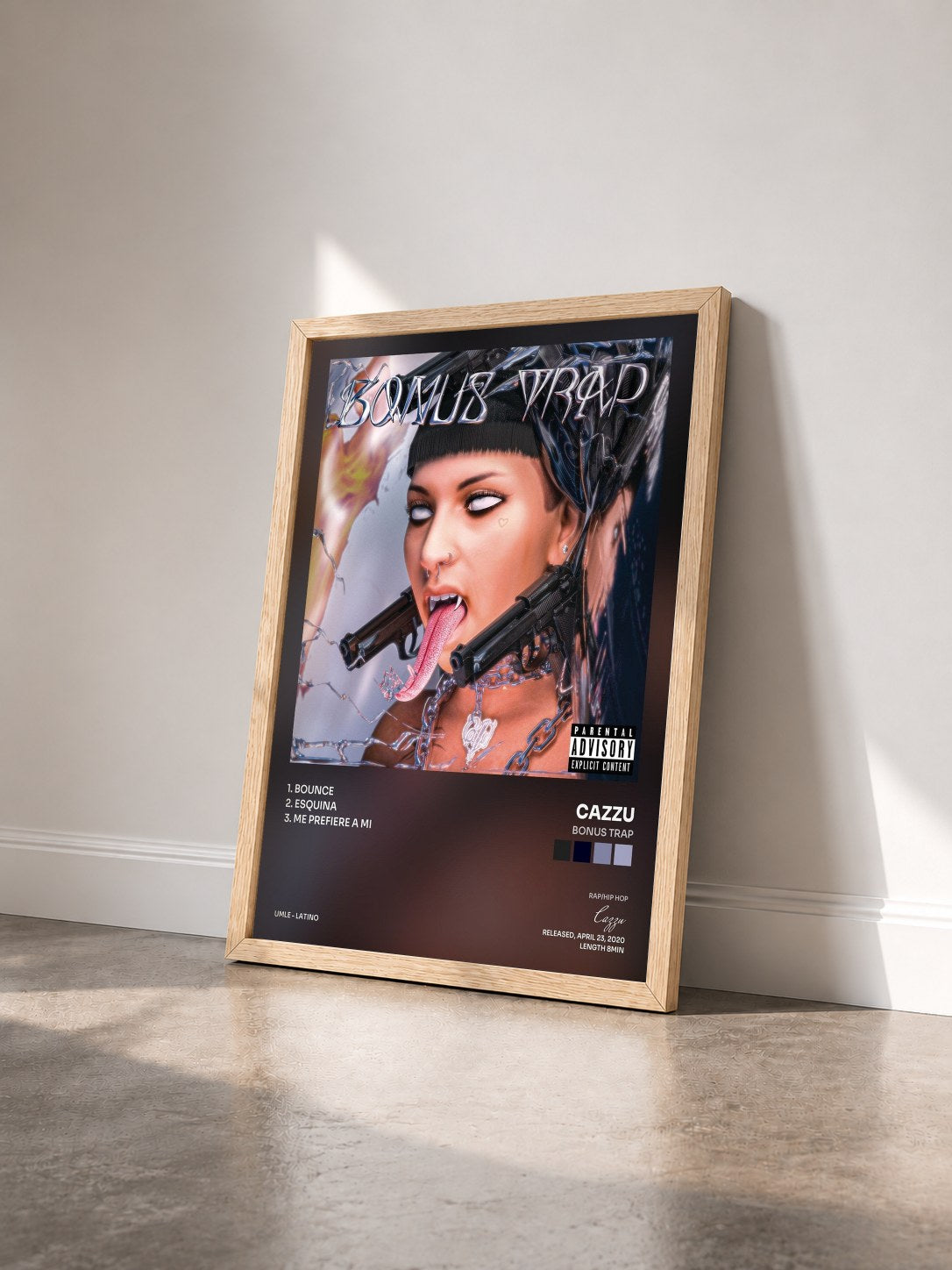 #bois Tableau de l'album Bonus Trap de Cazzu vu de trois quarts, cadre en bois brut