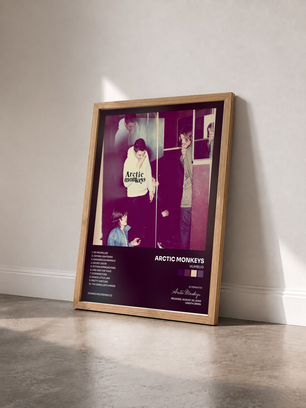 #bois Tableau de l'album Humbug de Arctic Monkeys vu de trois quarts, cadre en bois brut