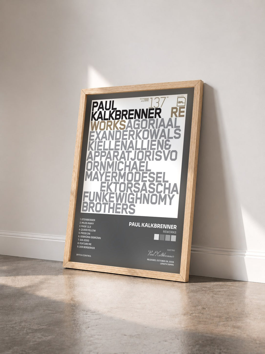 #bois Tableau de l'album Reworks de Paul Kalkbrenner vu de trois quarts, cadre en bois brut