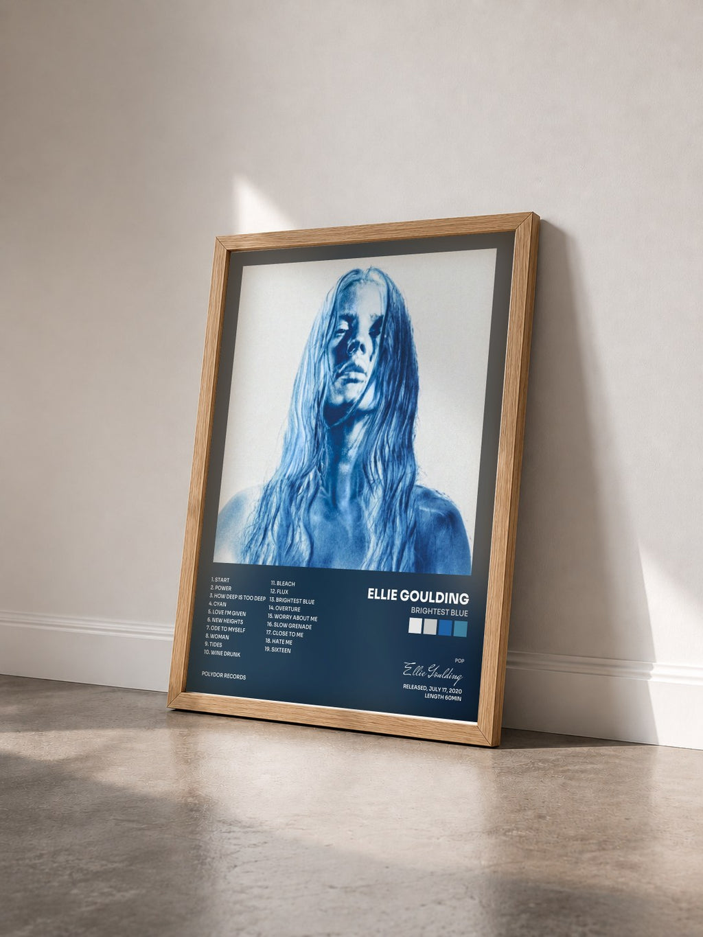 #bois Tableau de l'album Brightest Blue de Ellie Goulding vu de trois quarts, cadre en bois brut