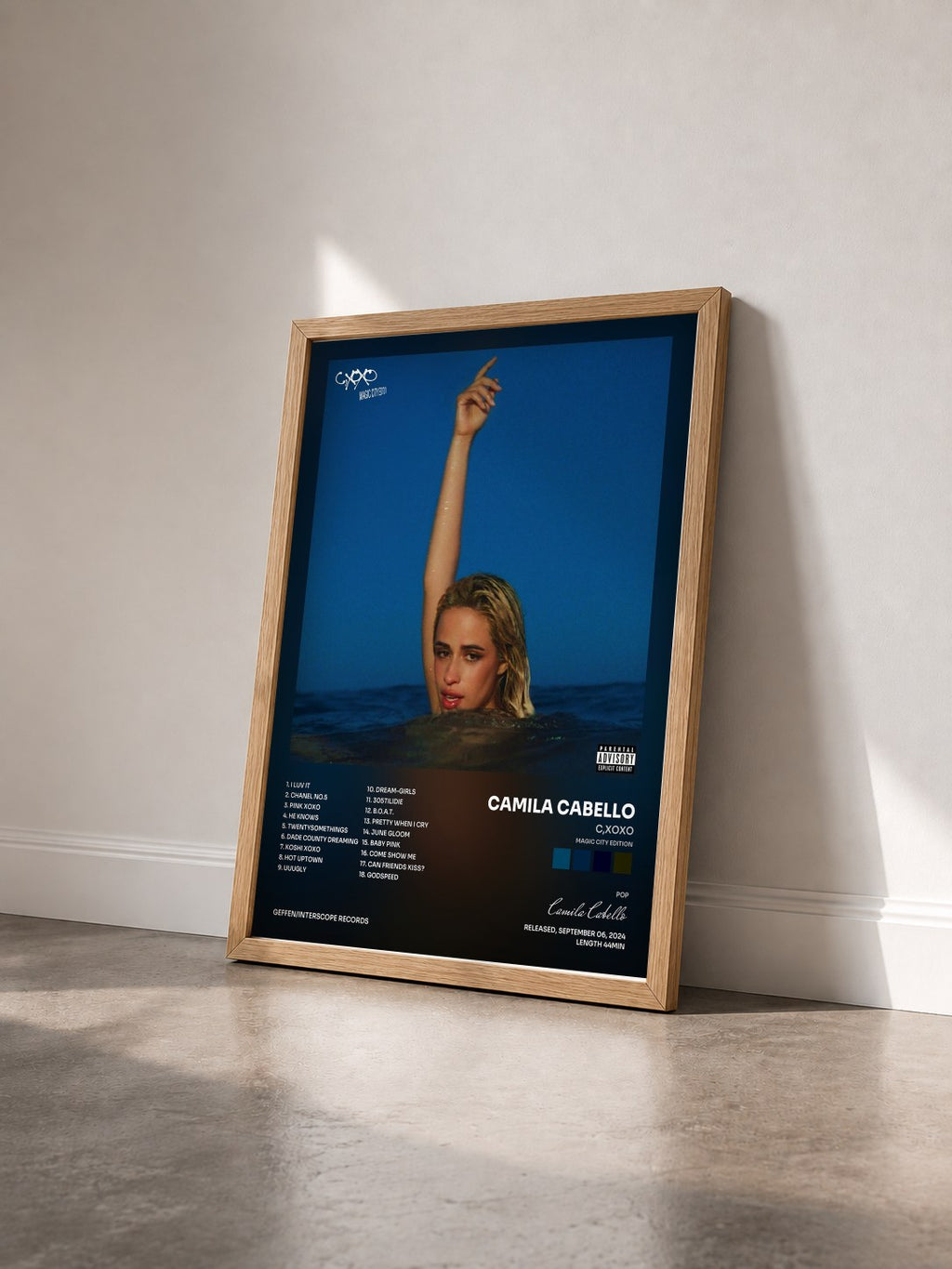 #bois Tableau de l'album C,XOXO (Magic City Edition) de Camila Cabello vu de trois quarts, cadre en bois brut
