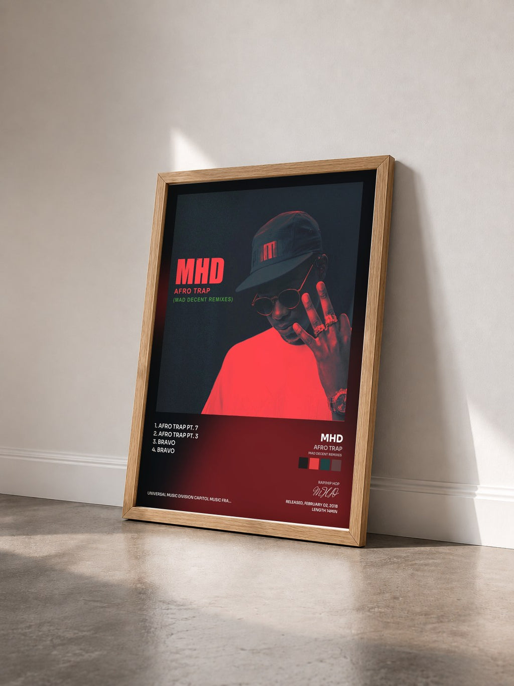 #bois Tableau de l'album Afro Trap (Mad Decent Remixes) de MHD vu de trois quarts, cadre en bois brut