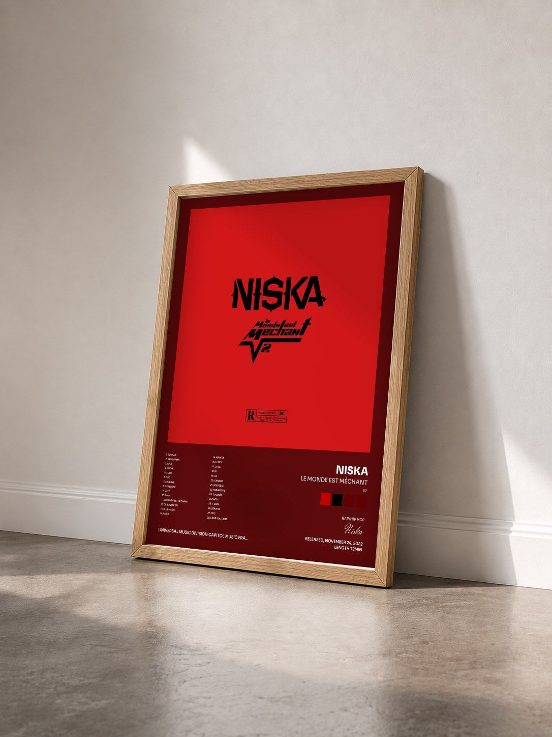 #bois Tableau de l'album Le monde est méchant (V2) de Niska vu de trois quarts, cadre en bois brut