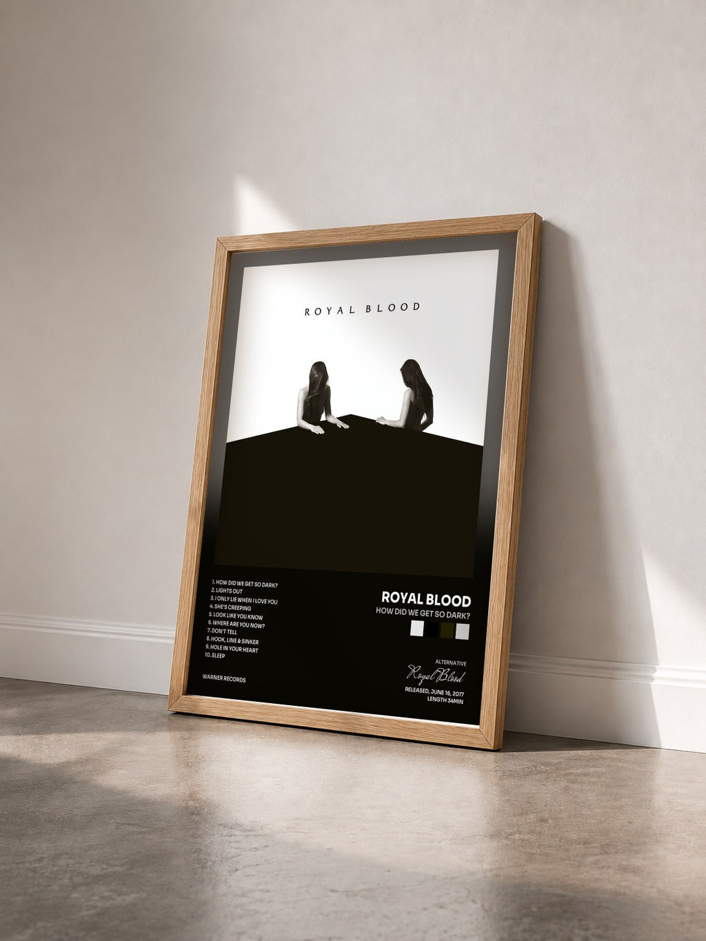 #bois Tableau de l'album How Did We Get So Dark? de Royal Blood vu de trois quarts, cadre en bois brut