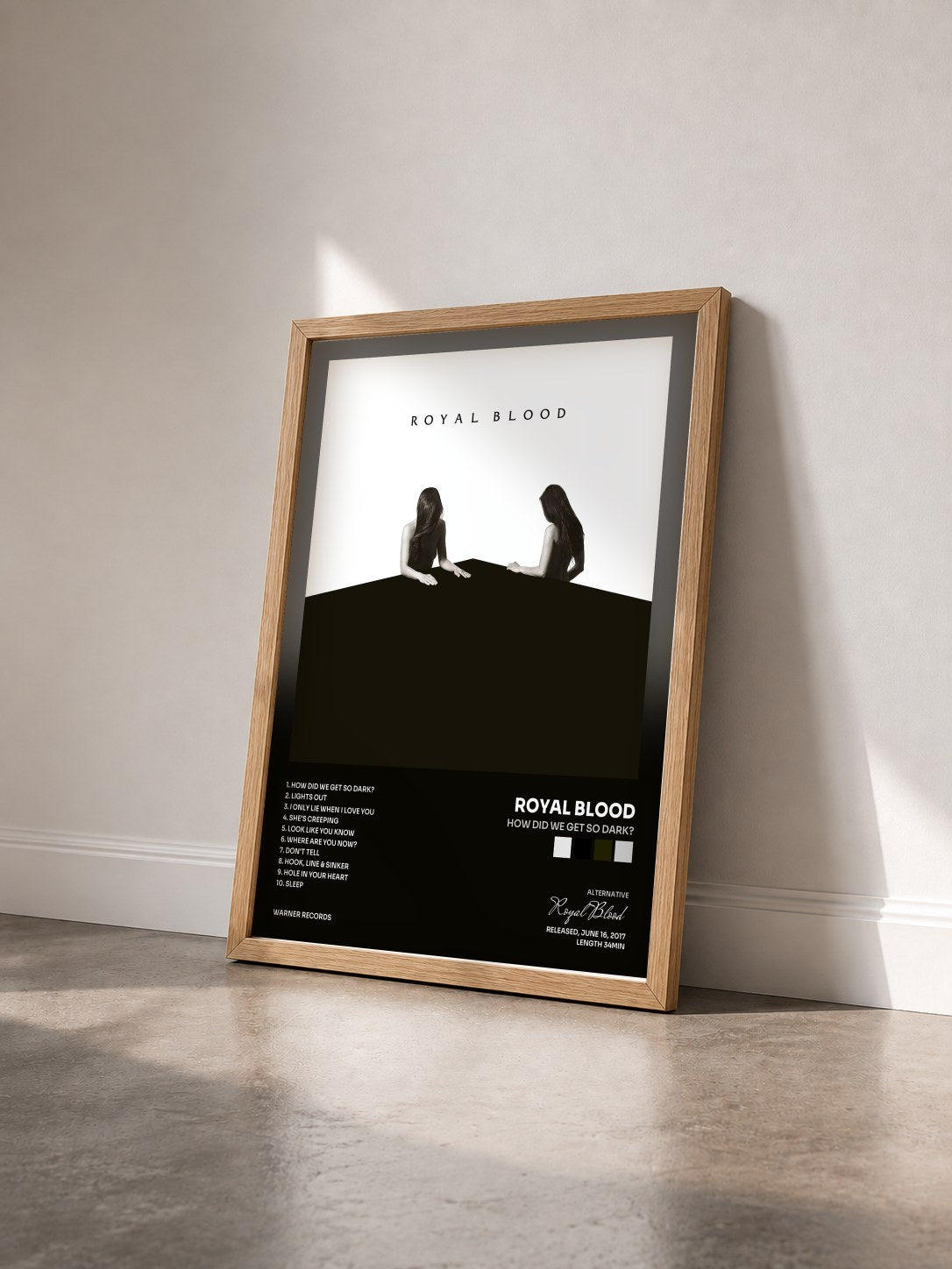 #bois Tableau de l'album How Did We Get So Dark? de Royal Blood vu de trois quarts, cadre en bois brut