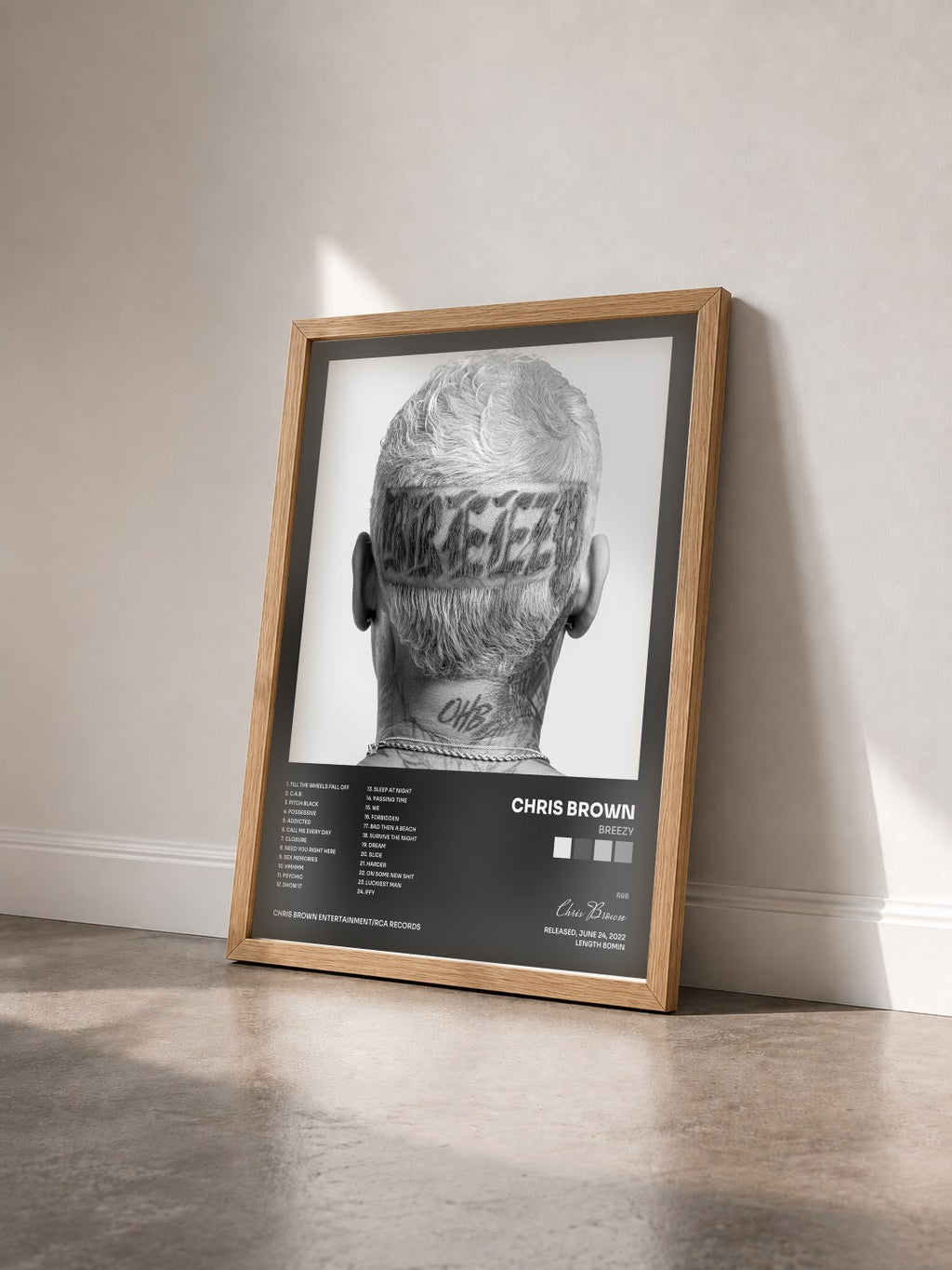 #bois Tableau de l'album Breezy de Chris Brown vu de trois quarts, cadre en bois brut