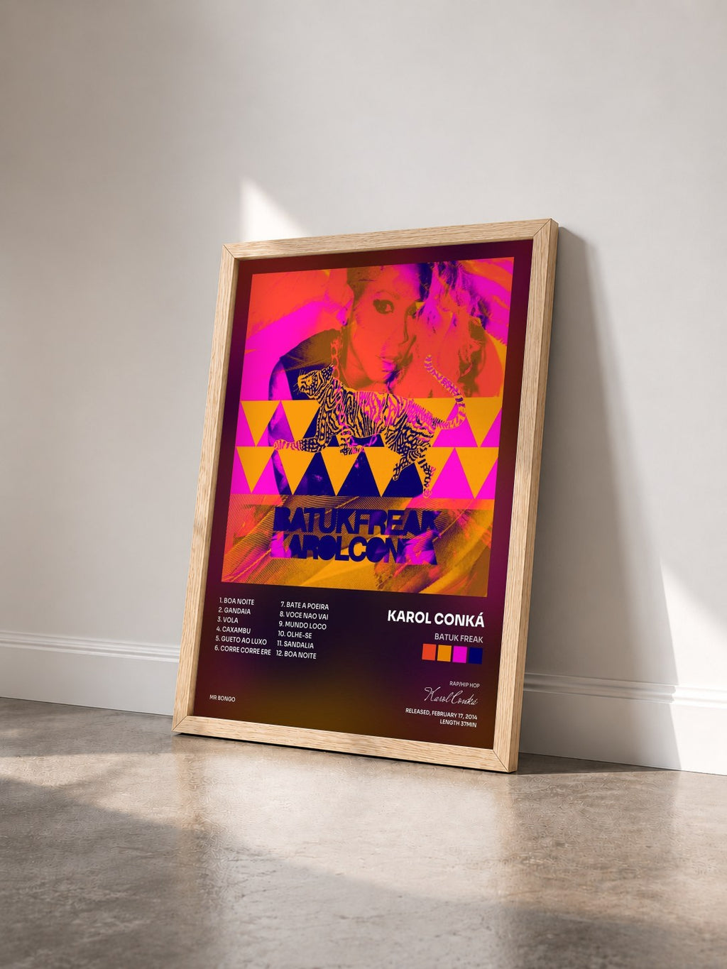 #bois Tableau de l'album Batuk Freak de Karol Conká vu de trois quarts, cadre en bois brut