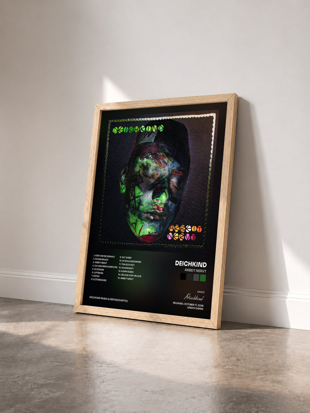 #bois Tableau de l'album Arbeit nervt de Deichkind vu de trois quarts, cadre en bois brut