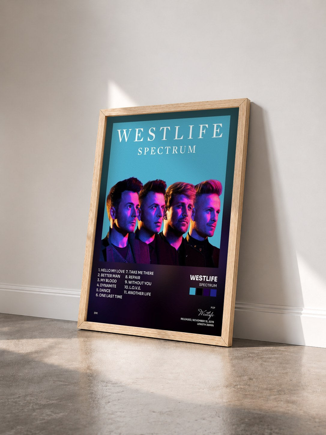 #bois Tableau de l'album Spectrum de Westlife vu de trois quarts, cadre en bois brut