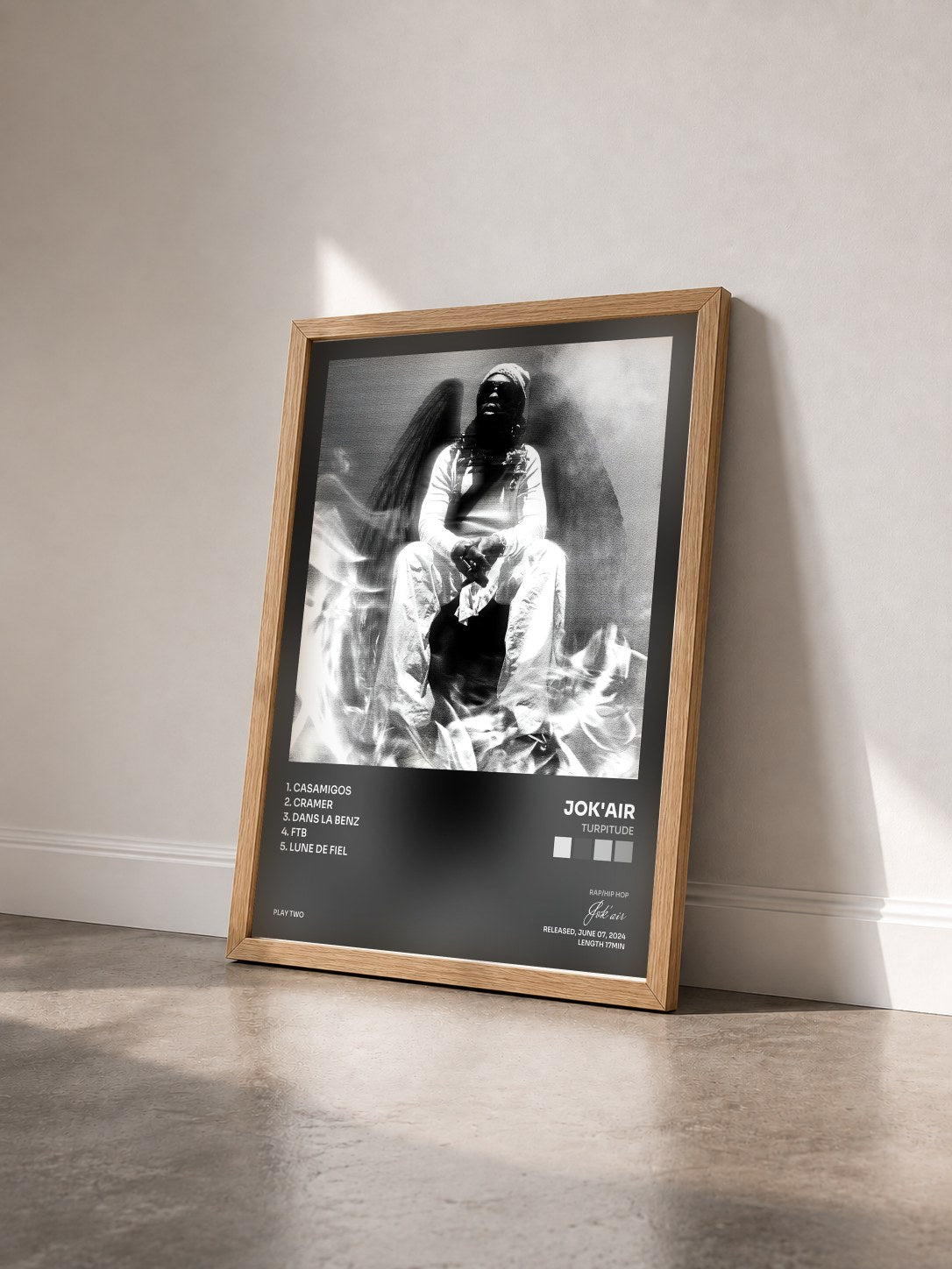 #bois Tableau de l'album Turpitude de Jok'air vu de trois quarts, cadre en bois brut