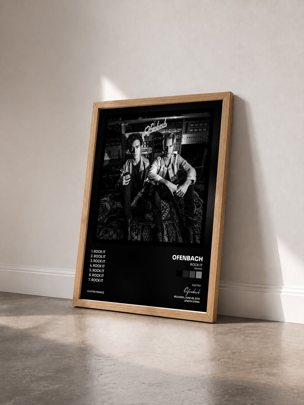 #bois Tableau de l'album Rock It (Remixes) de Ofenbach vu de trois quarts, cadre en bois brut