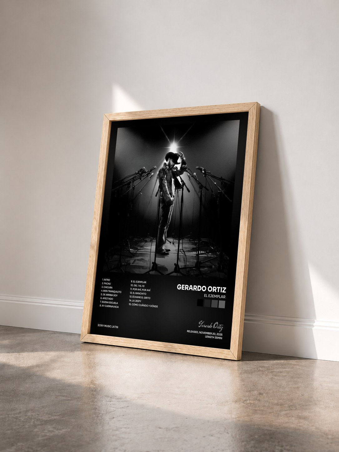 #bois Tableau de l'album El Ejemplar de Gerardo Ortiz vu de trois quarts, cadre en bois brut
