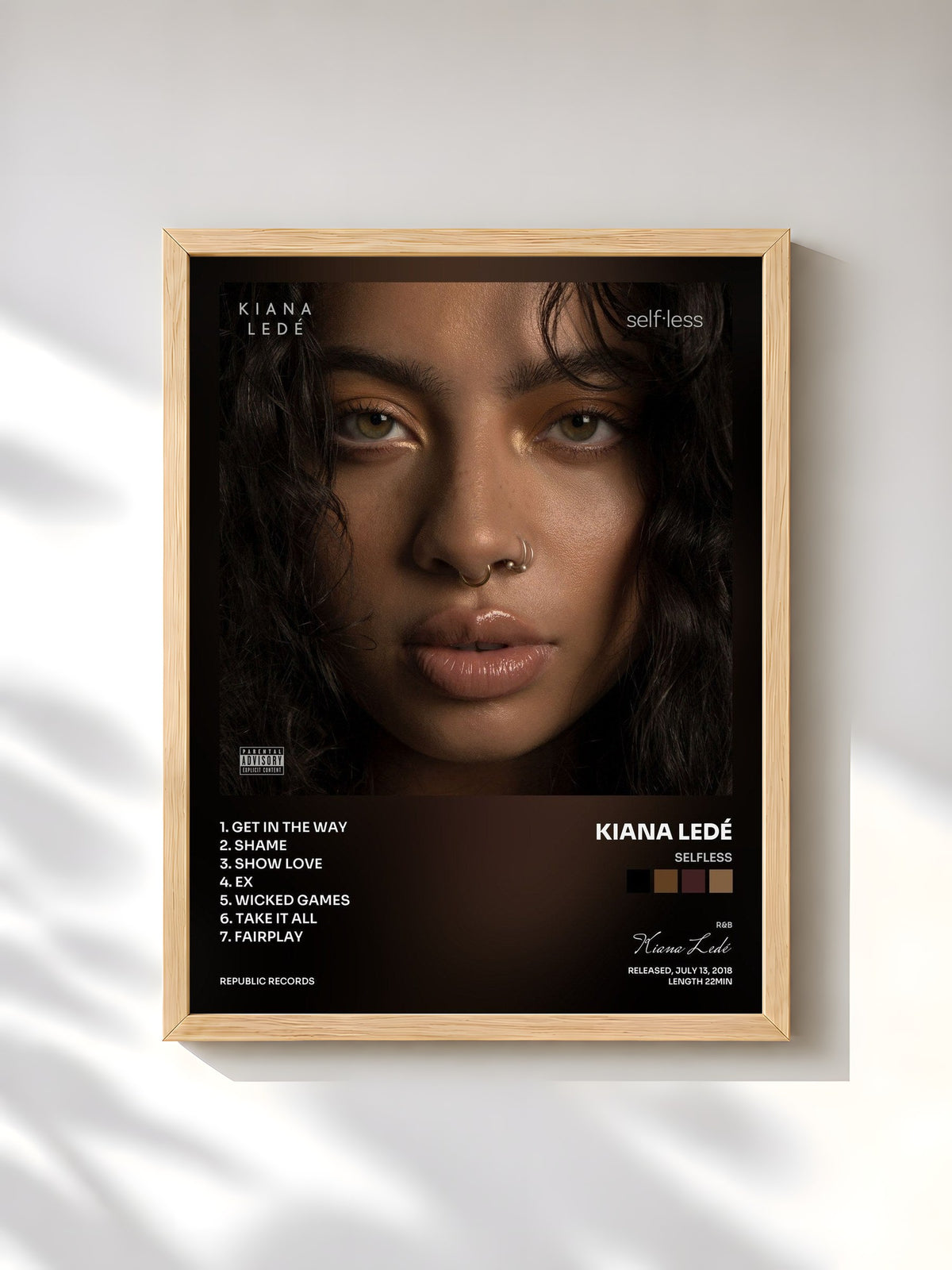 #bois Tableau de l'album Selfless de Kiana Ledé, cadre en bois brut, imprimé et encadré en France