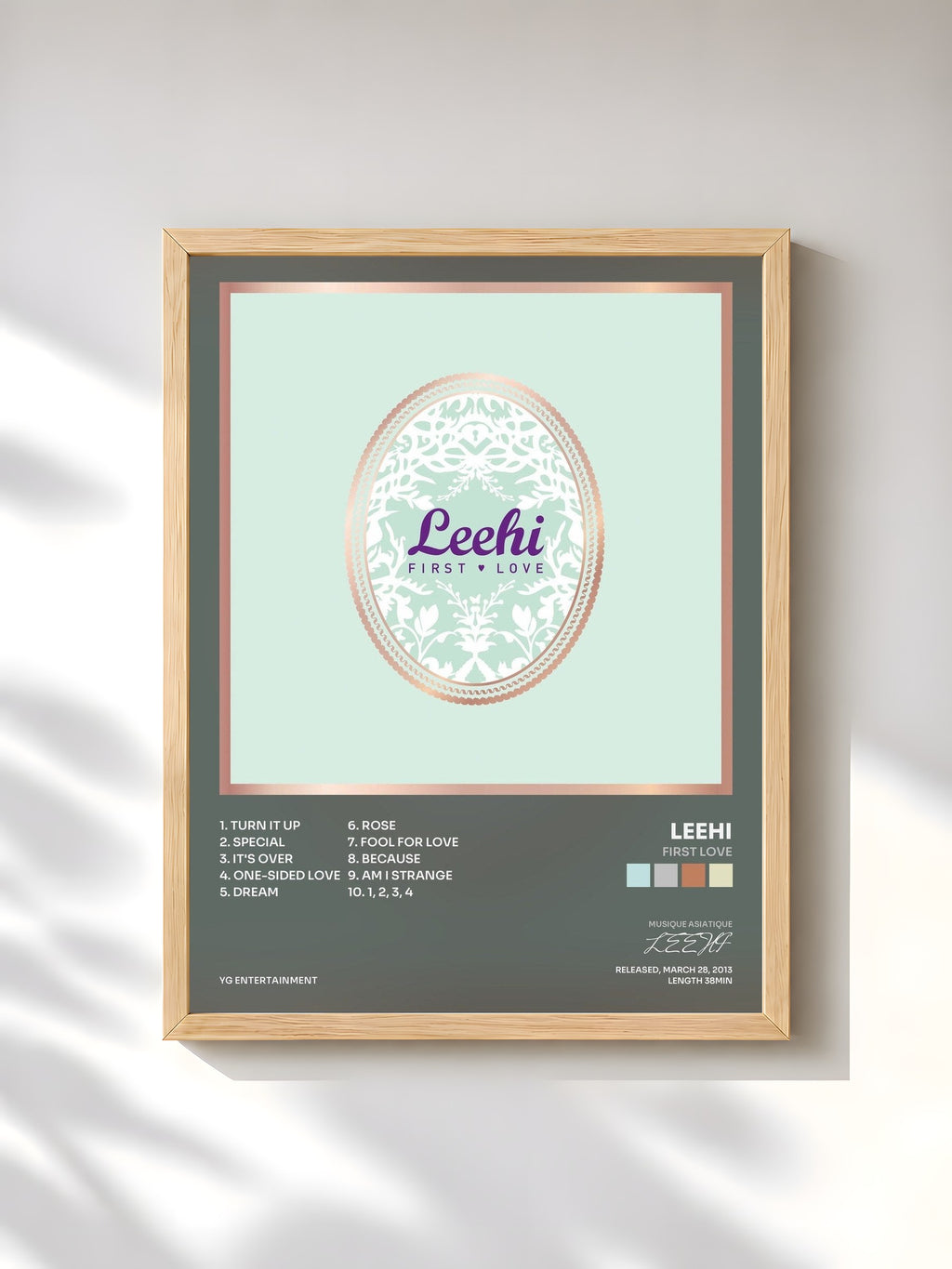 #bois Tableau de l'album First Love de LEEHI, cadre en bois brut, imprimé et encadré en France