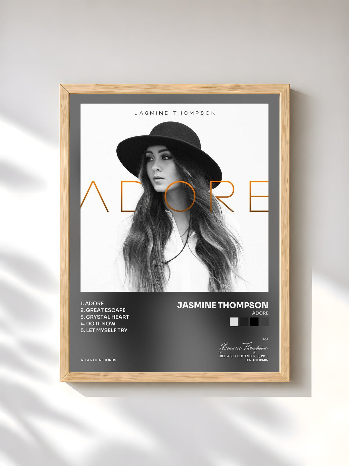 #bois Tableau de l'album Adore de Jasmine Thompson, cadre en bois brut, imprimé et encadré en France