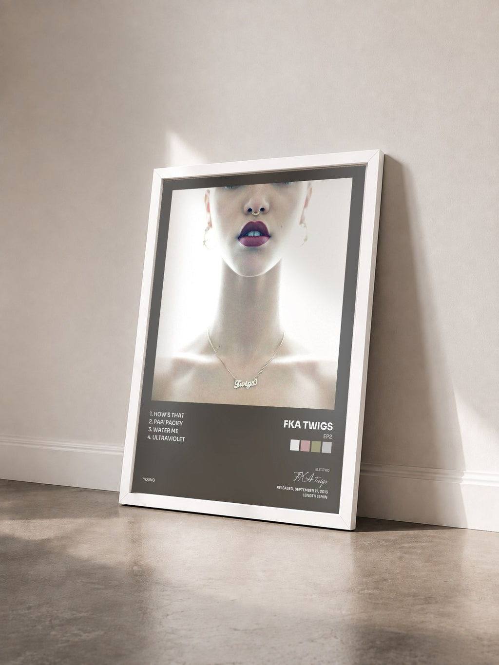 #blanc Tableau de l'album EP2 de FKA twigs vu de trois quarts, cadre blanc